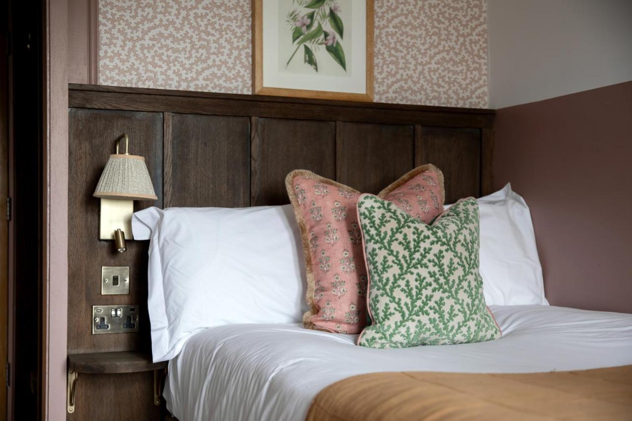 Worplesdon Place Hotel Guildford Eksteriør billede