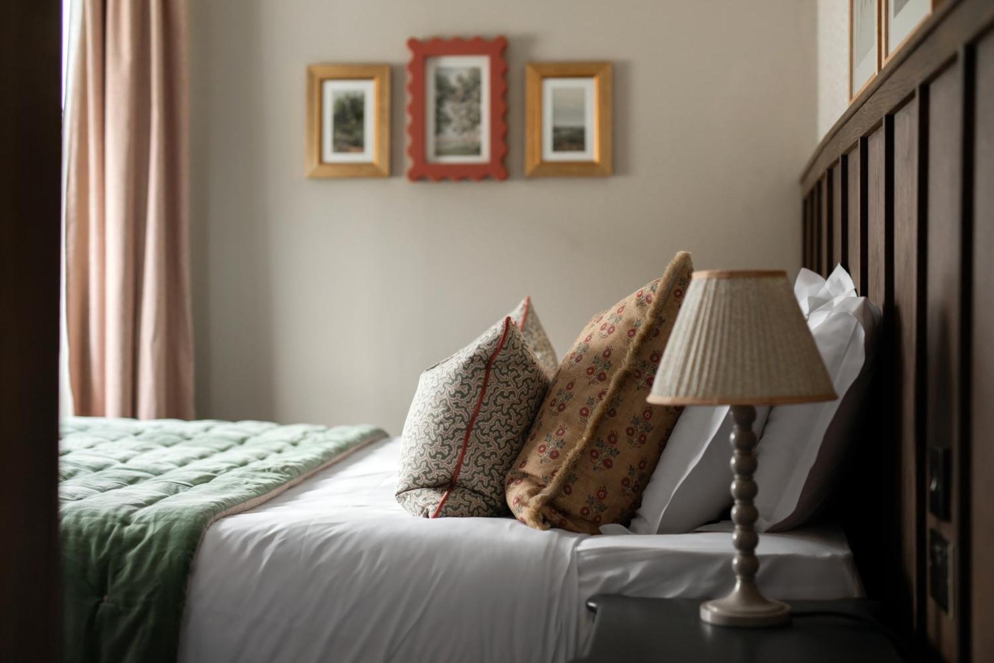 Worplesdon Place Hotel Guildford Eksteriør billede