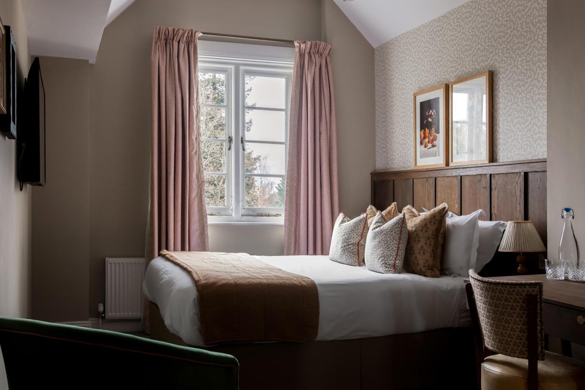 Worplesdon Place Hotel Guildford Eksteriør billede