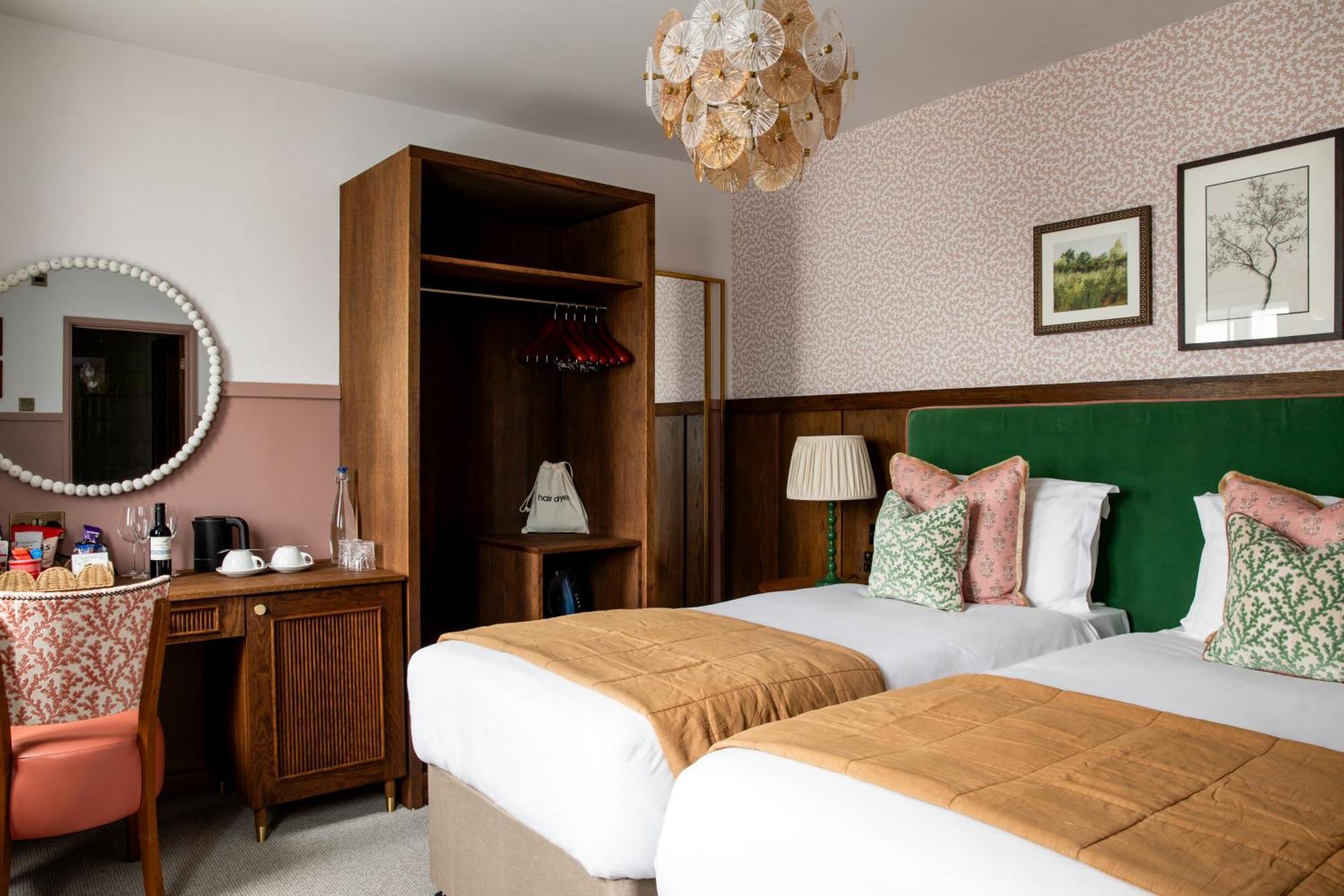 Worplesdon Place Hotel Guildford Eksteriør billede
