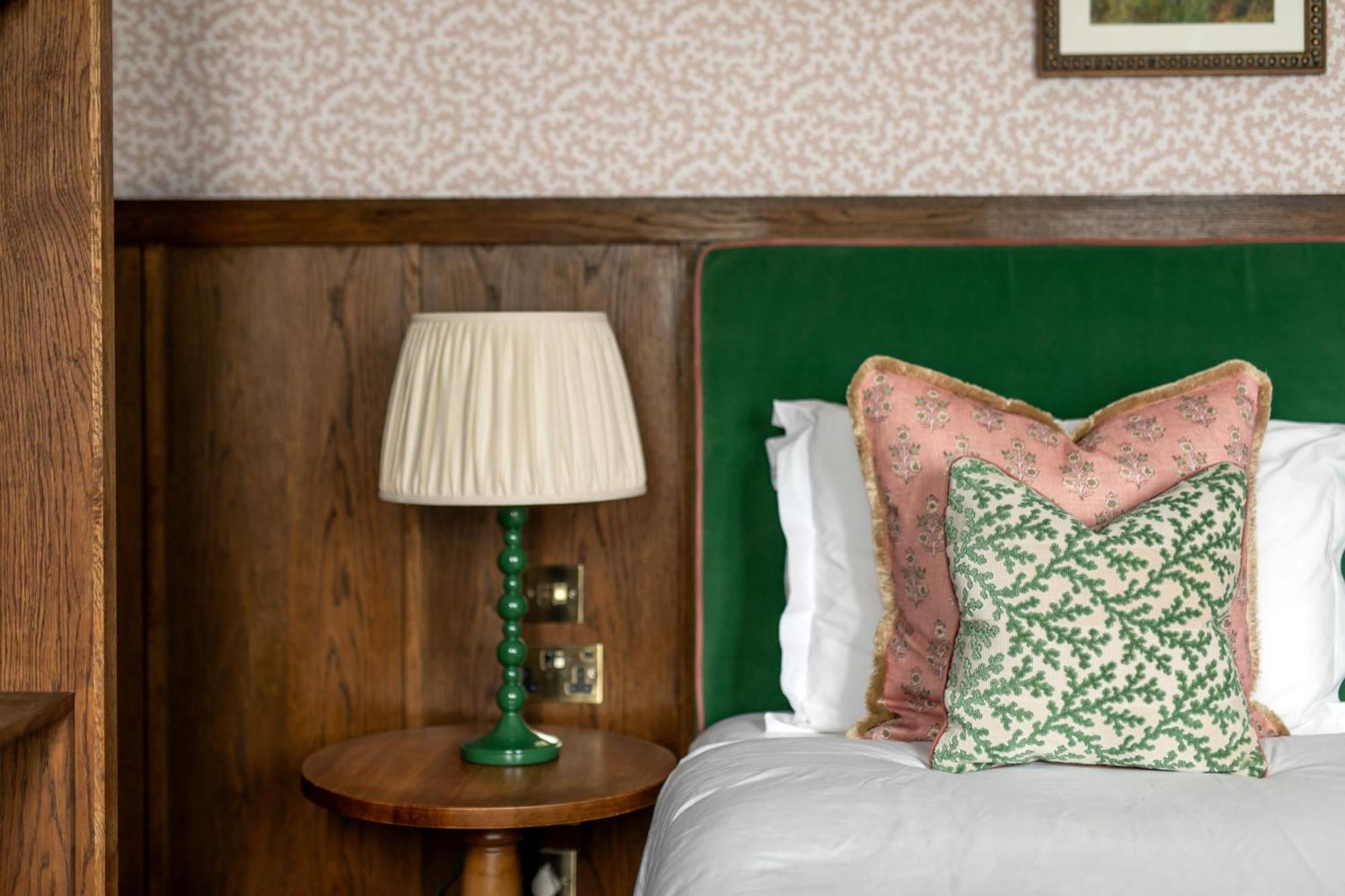 Worplesdon Place Hotel Guildford Eksteriør billede