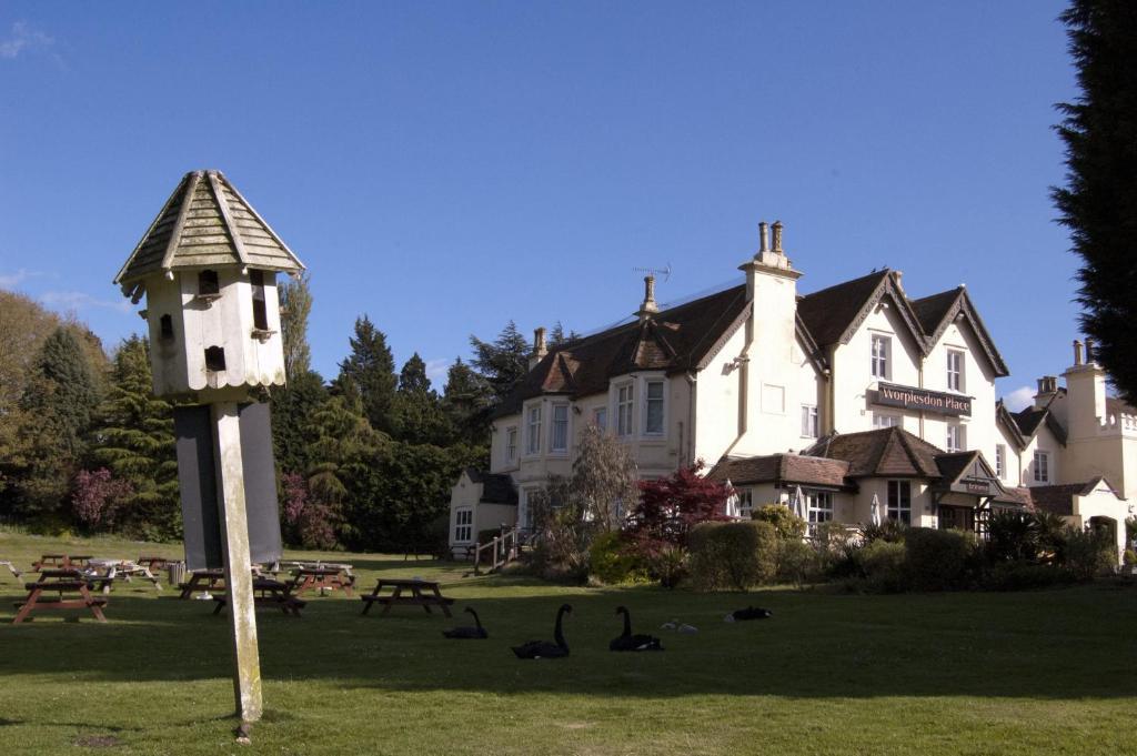 Worplesdon Place Hotel Guildford Eksteriør billede