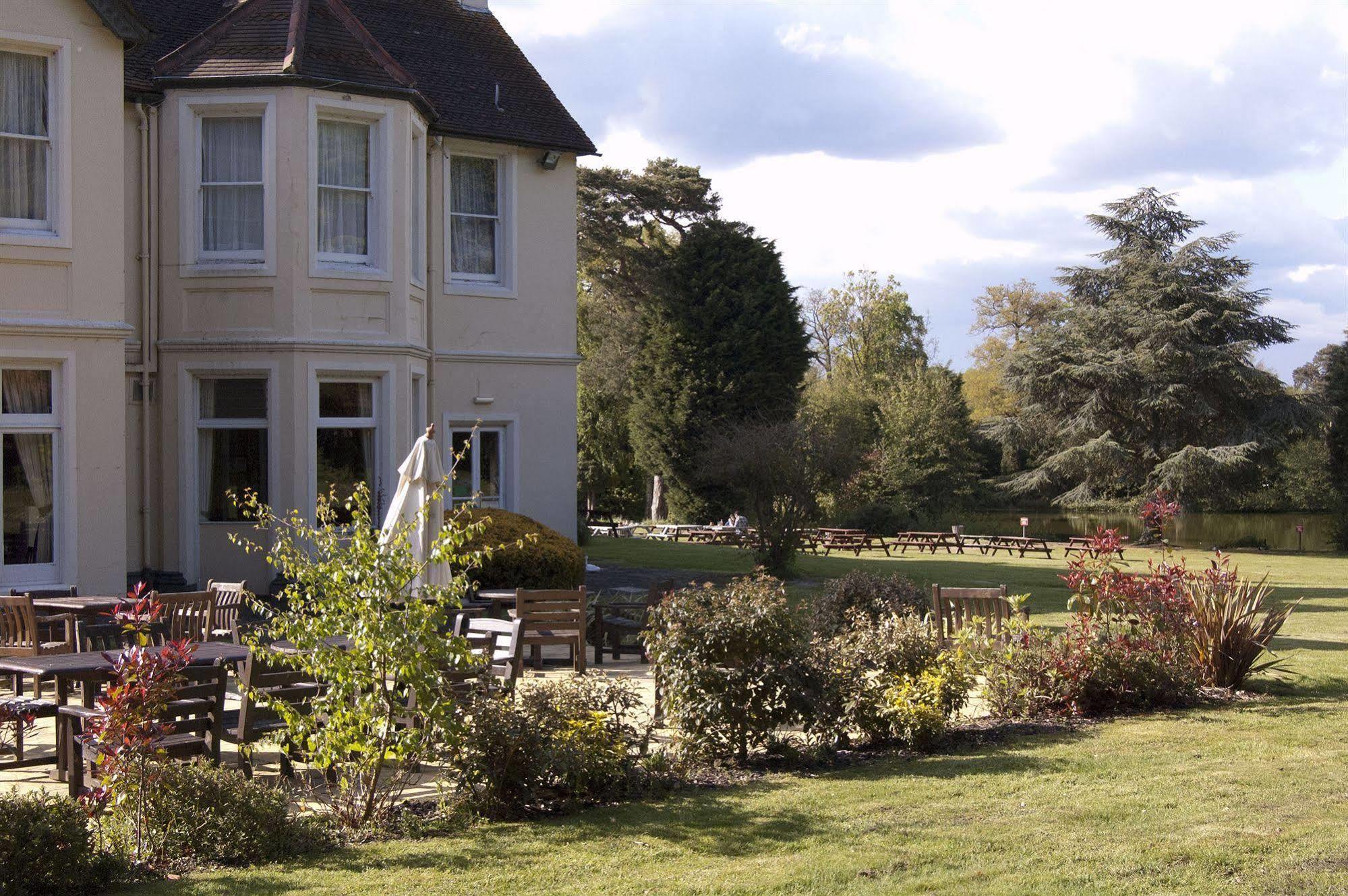 Worplesdon Place Hotel Guildford Eksteriør billede
